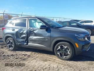 ✅ 2025 Kia Seltos EX • VIN: KNDERCAA8S7728907 • Лот: 43557378. Опубликован ранее на IAAI с пробегом 9 673 миль. Бесплатный доступ к архиву аукционных продаж из США и подробный отчёт об истории автомобиля на DreamBid. Изображение 6.