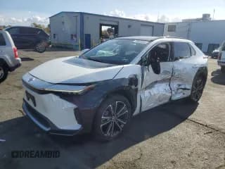 ✅ 2023 Subaru Solterra Premium • VIN: JTMABABA9PA005731 • Лот: 76620934. Опубликован ранее на Copart с пробегом 18 081 миль. Бесплатный доступ к архиву аукционных продаж из США и подробный отчёт об истории автомобиля на DreamBid. Изображение 1.