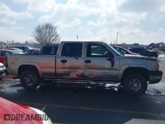 ✅ 2004 Chevrolet Silverado 2500HD LS • VIN: 1GCHK23U54F130334 • Lot: 41632687. Wystawiony na IAAI z przebiegiem Nie podano. Bezpłatny archiwum sprzedaży aukcyjnych z USA i szczegółowy raport historii pojazdu na DreamBid. Zdjęcie 12.