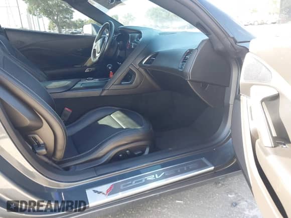 2014 Chevrolet Corvette Z51 3LT z VIN 1G1YL3D70E5110276, wystawiony jako IAAI lot #42763659 z przebiegiem 53 007 mil mil oraz . Historia ofert i sprzedaży dostępna na DreamBid. Obrazek 5.