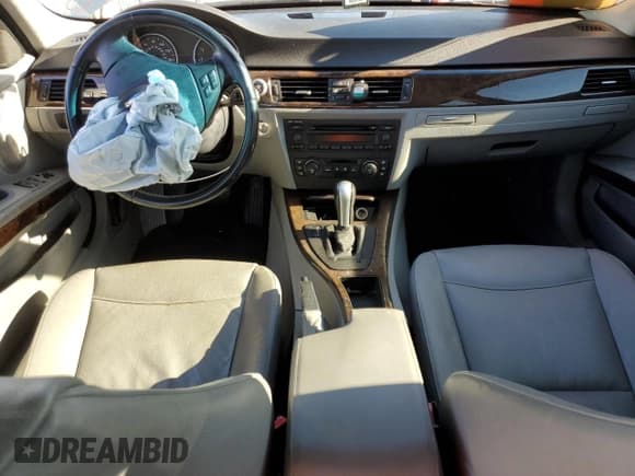 ✅ 2006 BMW 3 Series 325i • VIN: WBAVB17596NK37957 • Lot: 87103725. Wystawiony na Copart z przebiegiem 107 303 mil. Bezpłatny archiwum sprzedaży aukcyjnych z USA i szczegółowy raport historii pojazdu na DreamBid. Zdjęcie 8.