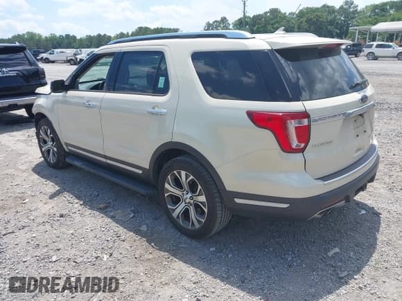 ✅ 2018 Ford Explorer Platinum • VIN: 1FM5K8HT4JGA50661 • Lot: 42184168. Wystawiony na IAAI z przebiegiem 126 407 mil. Bezpłatny archiwum sprzedaży aukcyjnych z USA i szczegółowy raport historii pojazdu na DreamBid. Zdjęcie 3.