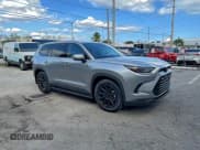 ✅ 2025 Toyota Highlander XLE • VIN: 5TDAAAA53SS027081 • Lot: 95705015. Wystawiony na Copart z przebiegiem 4 710 mil. Bezpłatny archiwum sprzedaży aukcyjnych z USA i szczegółowy raport historii pojazdu na DreamBid. Zdjęcie 1.