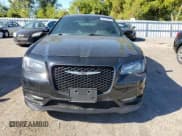 ✅ 2017 Chrysler 300 S • VIN: 2C3CCABG9HH607577 • Лот: 84176035. Опубликован ранее на Copart с пробегом 156 314 миль. Бесплатный доступ к архиву аукционных продаж из США и подробный отчёт об истории автомобиля на DreamBid. Изображение 5.