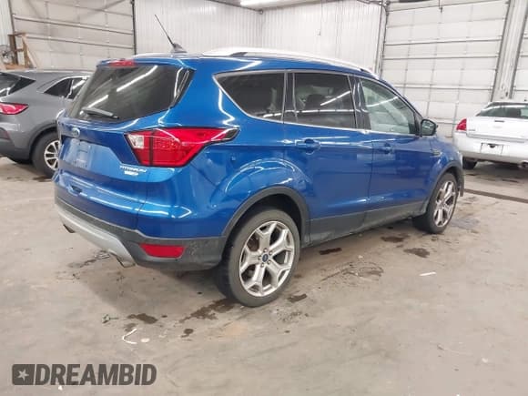 ✅ 2019 Ford Escape Titanium • VIN: 1FMCU9J93KUA16820 • Lot: 43506252. Wystawiony na IAAI z przebiegiem 68 916 mil. Bezpłatny archiwum sprzedaży aukcyjnych z USA i szczegółowy raport historii pojazdu na DreamBid. Zdjęcie 4.