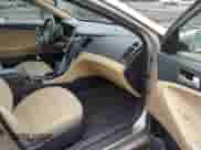 2011 Hyundai Sonata GLS z VIN 5NPEB4AC3BH158368, wystawiony jako IAAI lot #42354939 z przebiegiem 120 918 mil mil oraz . Historia ofert i sprzedaży dostępna na DreamBid. Obrazek 5.