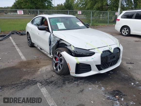✅ 2024 BMW i4 M50 • VIN: WBY33AW02RFS40631 • Lot: 43255685. Wystawiony na IAAI z przebiegiem 9 715 mil. Bezpłatny archiwum sprzedaży aukcyjnych z USA i szczegółowy raport historii pojazdu na DreamBid. Zdjęcie 1.