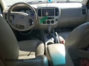 ✅ 2006 Ford Escape XLT • VIN: 1FMYU93146KD54371 • Lot: 91007245. Wystawiony na Copart z przebiegiem 199 012 mil. Bezpłatny archiwum sprzedaży aukcyjnych z USA i szczegółowy raport historii pojazdu na DreamBid. Zdjęcie 8.