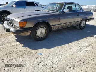 ✅ 1987 Mercedes-Benz 560 SL • VIN: WDBBA48D7HA063380 • Lot: 77820004. Wystawiony na Copart z przebiegiem 81 187 mil. Bezpłatny archiwum sprzedaży aukcyjnych z USA i szczegółowy raport historii pojazdu na DreamBid. Zdjęcie 1.