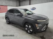 ✅ 2025 Hyundai Kona SEL • VIN: KM8HB3AB8SU212246 • Lot: 90502825. Wystawiony na Copart z przebiegiem 26 522 mil. Bezpłatny archiwum sprzedaży aukcyjnych z USA i szczegółowy raport historii pojazdu na DreamBid. Zdjęcie 4.