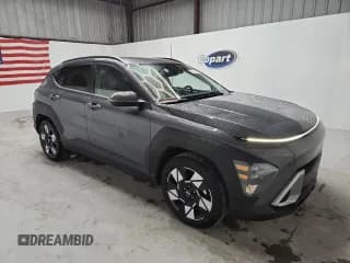 ✅ 2025 Hyundai Kona SEL • VIN: KM8HB3AB8SU212246 • Лот: 90502825. Опубликован ранее на Copart с пробегом 26 522 миль. Бесплатный доступ к архиву аукционных продаж из США и подробный отчёт об истории автомобиля на DreamBid. Изображение 4.