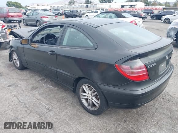 ✅ 2002 Mercedes-Benz C 230/260/280/320 • VIN: WDBRN47J32A323310 • Lot: 43107605. Wystawiony na IAAI z przebiegiem 154 039 mil. Bezpłatny archiwum sprzedaży aukcyjnych z USA i szczegółowy raport historii pojazdu na DreamBid. Zdjęcie 3.