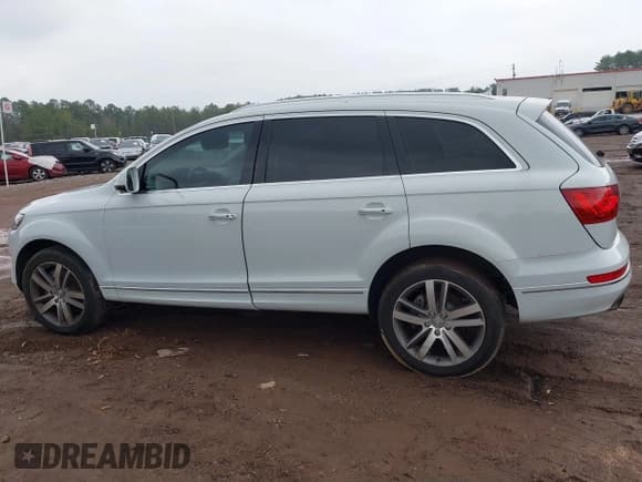 ✅ 2015 Audi Q7 Premium Plus • VIN: WA1LGAFE5FD032522 • Lot: 43881461. Wystawiony na IAAI z przebiegiem 126 634 mil. Bezpłatny archiwum sprzedaży aukcyjnych z USA i szczegółowy raport historii pojazdu na DreamBid. Zdjęcie 14.