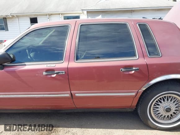 ✅ 1995 Lincoln Town Car Signature • VIN: 1LNLM82W1SY643247 • Lot: 43625347. Listed on IAAI with 169,827 mi. Free auction sales archive from the USA and detailed vehicle history report at DreamBid. Image 14.