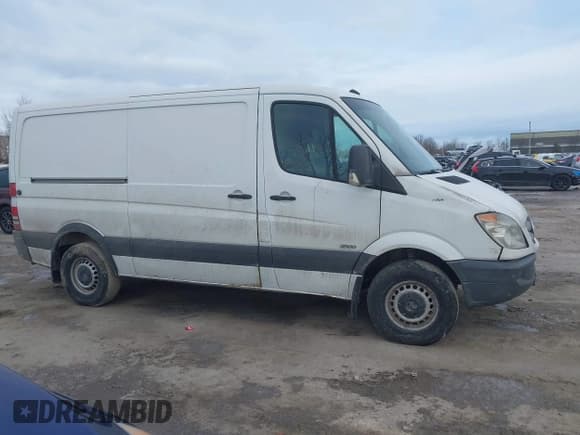 ✅ 2010 Mercedes-Benz Sprinter Cargo • VIN: WD3PE7CC3A5479026 • Lot: 41441461. Wystawiony na IAAI z przebiegiem 267 645 mil. Bezpłatny archiwum sprzedaży aukcyjnych z USA i szczegółowy raport historii pojazdu na DreamBid. Zdjęcie 13.
