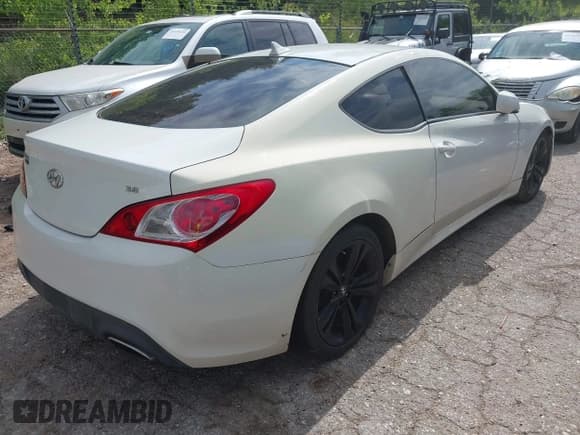 ✅ 2010 Hyundai Genesis Coupe • VIN: KMHHU6KH2AU038218 • Lot: 42437658. Wystawiony na IAAI z przebiegiem 172 440 mil. Bezpłatny archiwum sprzedaży aukcyjnych z USA i szczegółowy raport historii pojazdu na DreamBid. Zdjęcie 4.
