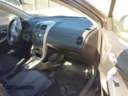 ✅ 2010 Toyota Corolla S • VIN: 1NXBU4EE9AZ182148 • Lot: 43521724. Wystawiony na IAAI z przebiegiem 238 951 mil. Bezpłatny archiwum sprzedaży aukcyjnych z USA i szczegółowy raport historii pojazdu na DreamBid. Zdjęcie 5.