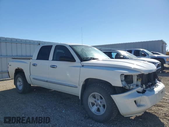 ✅ 2008 Dodge Dakota Laramie • VIN: 1D7HW58N38S638604 • Lot: 90980585. Wystawiony na Copart z przebiegiem 95 871 mil. Bezpłatny archiwum sprzedaży aukcyjnych z USA i szczegółowy raport historii pojazdu na DreamBid. Zdjęcie 4.