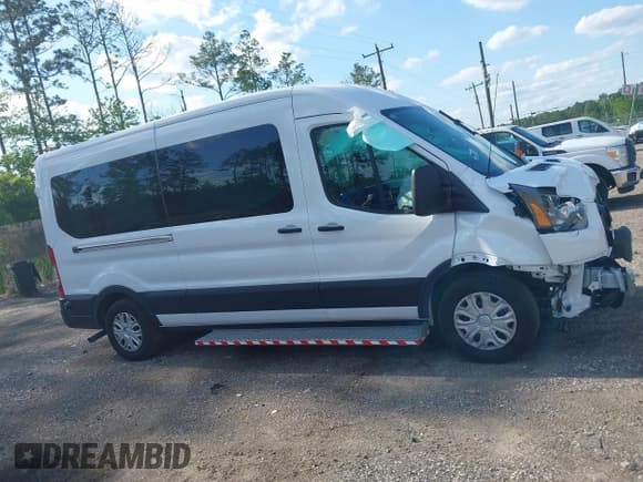 ✅ 2024 Ford Transit Passenger XL • VIN: 1FDAX2C89RKA86208 • Lot: 42260251. Wystawiony na IAAI z przebiegiem 2 635 mil. Bezpłatny archiwum sprzedaży aukcyjnych z USA i szczegółowy raport historii pojazdu na DreamBid. Zdjęcie 13.