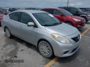 ✅ 2013 Nissan Versa S Plus • VIN: 3N1CN7AP6DL871211 • Lot: 42490547. Wystawiony na IAAI z przebiegiem 139 013 mil. Bezpłatny archiwum sprzedaży aukcyjnych z USA i szczegółowy raport historii pojazdu na DreamBid. Zdjęcie 1.