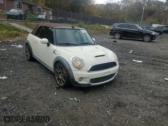 ✅ 2009 MINI Convertible S • VIN: WMWMS33539TG89385 • Lot: 82756675. Listed on Copart with 96,228 mi. Free auction sales archive from the USA and detailed vehicle history report at DreamBid. Image 13.