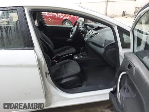 ✅ 2013 Ford Fiesta SE • VIN: 3FADP4BJ7DM171850 • Lot: 43372527. Wystawiony na IAAI z przebiegiem 49 809 mil. Bezpłatny archiwum sprzedaży aukcyjnych z USA i szczegółowy raport historii pojazdu na DreamBid. Zdjęcie 5.