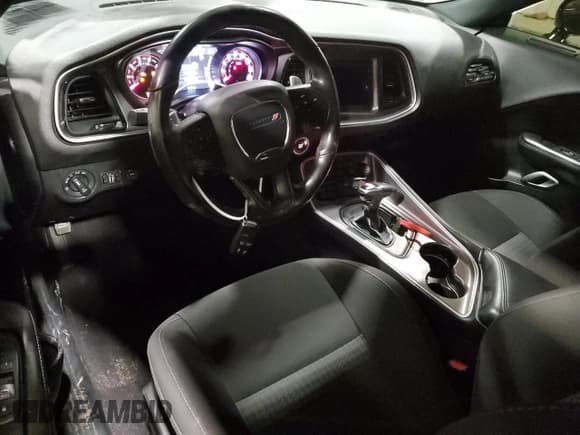 ✅ 2021 Dodge Challenger R/T • VIN: 2C3CDZBT4MH571140 • Lot: 46240254. Wystawiony na Copart z przebiegiem 61 437 mil. Bezpłatny archiwum sprzedaży aukcyjnych z USA i szczegółowy raport historii pojazdu na DreamBid. Zdjęcie 8.