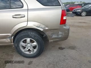 ✅ 2008 Kia Sorento LX • VIN: KNDJD735985774545 • Lot: 43311016. Wystawiony na IAAI z przebiegiem 107 267 mil. Bezpłatny archiwum sprzedaży aukcyjnych z USA i szczegółowy raport historii pojazdu na DreamBid. Zdjęcie 6.