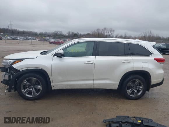 ✅ 2018 Toyota Highlander Limited • VIN: 5TDDZRFH6JS899857 • Lot: 41492515. Wystawiony na IAAI z przebiegiem 98 929 mil. Bezpłatny archiwum sprzedaży aukcyjnych z USA i szczegółowy raport historii pojazdu na DreamBid. Zdjęcie 15.