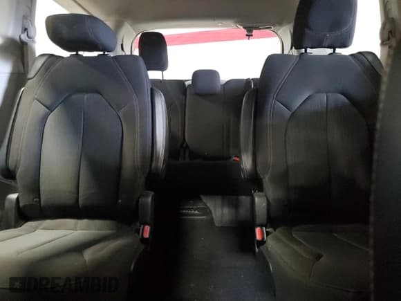 ✅ 2020 Chrysler Pacifica Touring • VIN: 2C4RC1FG0LR141864 • Lot: 71657245. Listed on Copart with 32,644 mi. Free auction sales archive from the USA and detailed vehicle history report at DreamBid. Image 10.