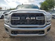 ✅ 2024 Ram 2500 Tradesman • VIN: 3C6UR5CJ6RG180822 • Lot: 89908175. Wystawiony na Copart z przebiegiem 28 706 mil. Bezpłatny archiwum sprzedaży aukcyjnych z USA i szczegółowy raport historii pojazdu na DreamBid. Zdjęcie 5.