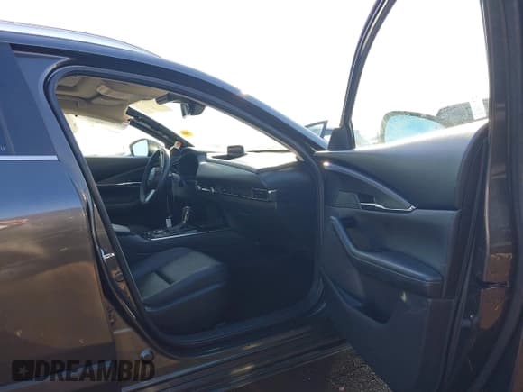 ✅ 2022 Mazda CX-30 S Carbon Edition • VIN: 3MVDMBCL4NM425196 • Lot: 43605916. Wystawiony na IAAI z przebiegiem 64 981 mil. Bezpłatny archiwum sprzedaży aukcyjnych z USA i szczegółowy raport historii pojazdu na DreamBid. Zdjęcie 5.