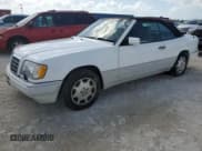 ✅ 1995 Mercedes-Benz E 320 • VIN: WDBEA66E5SC280927 • Lot: 77246224. Wystawiony na Copart z przebiegiem 84 599 mil. Bezpłatny archiwum sprzedaży aukcyjnych z USA i szczegółowy raport historii pojazdu na DreamBid. Zdjęcie 1.