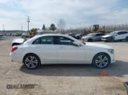 ✅ 2018 Mercedes-Benz C 300 • VIN: WDDWF4KBXJR345778 • Lot: 41842701. Wystawiony na IAAI z przebiegiem 68 232 mil. Bezpłatny archiwum sprzedaży aukcyjnych z USA i szczegółowy raport historii pojazdu na DreamBid. Zdjęcie 13.
