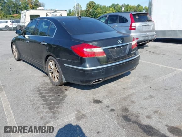✅ 2013 Hyundai Genesis 3.8L • VIN: KMHGC4DD1DU238153 • Lot: 43135011. Listed on IAAI with 184,318 mi. Free auction sales archive from the USA and detailed vehicle history report at DreamBid. Image 3.