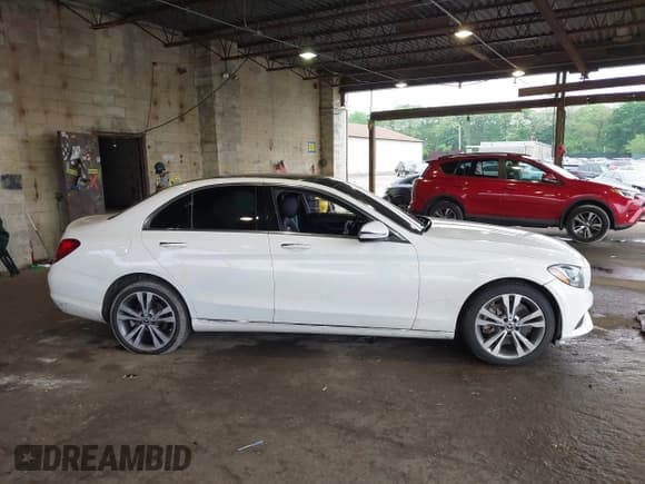 ✅ 2018 Mercedes-Benz C 300 • VIN: WDDWF4KB1JR410775 • Lot: 42376005. Wystawiony na IAAI z przebiegiem 64 413 mil. Bezpłatny archiwum sprzedaży aukcyjnych z USA i szczegółowy raport historii pojazdu na DreamBid. Zdjęcie 13.