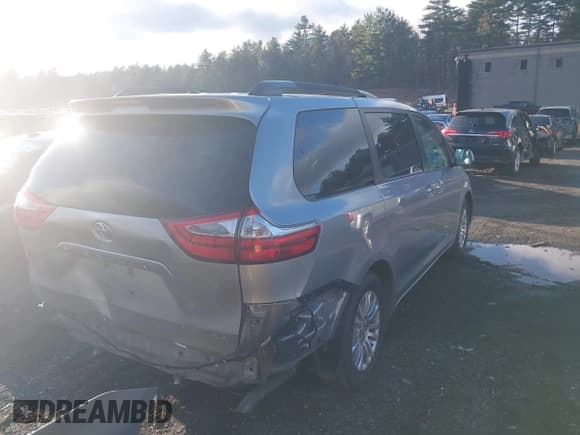 ✅ 2017 Toyota Sienna XLE • VIN: 5TDYZ3DC3HS861664 • Lot: 43726945. Wystawiony na IAAI z przebiegiem 106 855 mil. Bezpłatny archiwum sprzedaży aukcyjnych z USA i szczegółowy raport historii pojazdu na DreamBid. Zdjęcie 4.