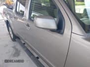 ✅ 2007 Nissan Frontier SE • VIN: 1N6AD07U67C439422 • Lot: 42511530. Wystawiony na IAAI z przebiegiem 236 519 mil. Bezpłatny archiwum sprzedaży aukcyjnych z USA i szczegółowy raport historii pojazdu na DreamBid. Zdjęcie 18.