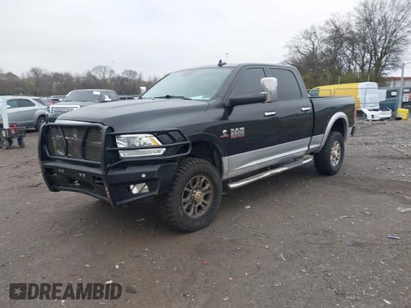 ✅ 2018 Ram 2500 Laramie • VIN: 3C6UR5FL6JG327626 • Lot: 43830561. Wystawiony na IAAI z przebiegiem 222 903 mil. Bezpłatny archiwum sprzedaży aukcyjnych z USA i szczegółowy raport historii pojazdu na DreamBid. Zdjęcie 17.