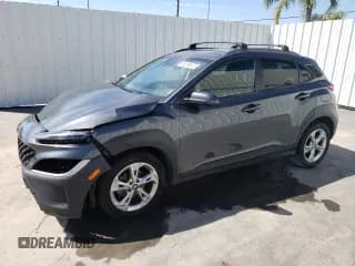 ✅ 2022 Hyundai Kona SEL • VIN: KM8K62AB0NU807438 • Лот: 47561304. Опубликован ранее на Copart с пробегом 42 974 миль. Бесплатный доступ к архиву аукционных продаж из США и подробный отчёт об истории автомобиля на DreamBid. Изображение 1.