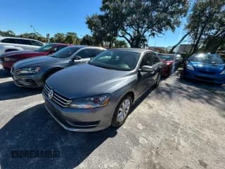 ✅ 2014 Volkswagen Passat S • VIN: 1VWAS7A37EC121076 • Lot: 93136695. Wystawiony na Copart z przebiegiem 161 885 mil. Bezpłatny archiwum sprzedaży aukcyjnych z USA i szczegółowy raport historii pojazdu na DreamBid. Zdjęcie 2.