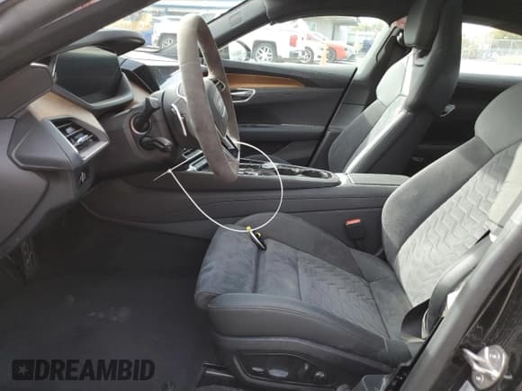 ✅ 2023 Audi e-tron GT Premium Plus • VIN: WAUFJBFWXP7003131 • Lot: 38763864. Wystawiony na Copart z przebiegiem 16 636 mil. Bezpłatny archiwum sprzedaży aukcyjnych z USA i szczegółowy raport historii pojazdu na DreamBid. Zdjęcie 7.