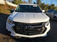 ✅ 2021 Chevrolet Traverse RS • VIN: 1GNERJKW8MJ122678 • Lot: 87180145. Wystawiony na Copart z przebiegiem 60 540 mil. Bezpłatny archiwum sprzedaży aukcyjnych z USA i szczegółowy raport historii pojazdu na DreamBid. Zdjęcie 5.
