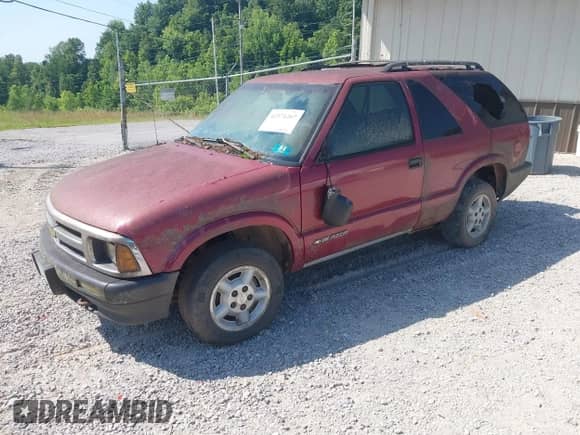 1997 Chevrolet Blazer LS z VIN 1GNCT18W7VK136406, wystawiony jako IAAI lot #42574267 z przebiegiem 185 908 mil mil oraz . Historia ofert i sprzedaży dostępna na DreamBid. Obrazek 2.