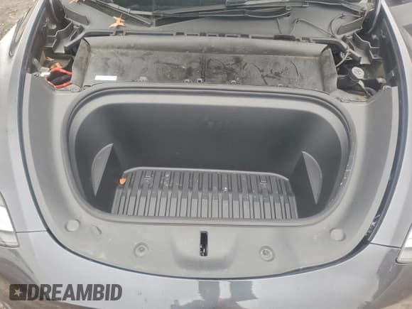 ✅ 2024 Tesla Model Y • VIN: 7SAYGDED3RF095933 • Lot: 93995015. Wystawiony na Copart z przebiegiem 53 280 mil. Bezpłatny archiwum sprzedaży aukcyjnych z USA i szczegółowy raport historii pojazdu na DreamBid. Zdjęcie 11.