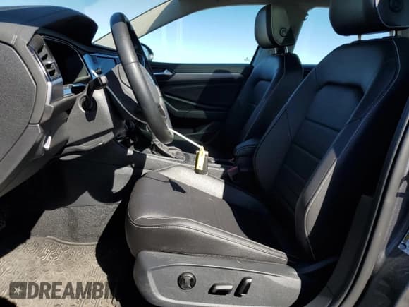 ✅ 2023 Volkswagen Jetta SE • VIN: 3VW7M7BU8PM029715 • Lot: 86105085. Wystawiony na Copart z przebiegiem 20 295 mil. Bezpłatny archiwum sprzedaży aukcyjnych z USA i szczegółowy raport historii pojazdu na DreamBid. Zdjęcie 7.