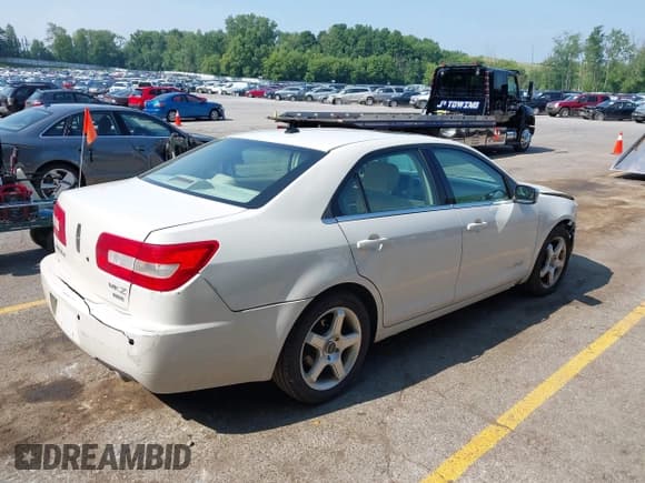 ✅ 2008 Lincoln MKZ • VIN: 3LNHM28T88R646623 • Lot: 42694958. Wystawiony na IAAI z przebiegiem 135 042 mil. Bezpłatny archiwum sprzedaży aukcyjnych z USA i szczegółowy raport historii pojazdu na DreamBid. Zdjęcie 4.