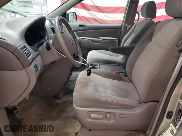 ✅ 2007 Toyota Sienna LE • VIN: 5TDZK23C17S089944 • Lot: 90467795. Wystawiony na Copart z przebiegiem 210 218 mil. Bezpłatny archiwum sprzedaży aukcyjnych z USA i szczegółowy raport historii pojazdu na DreamBid. Zdjęcie 7.