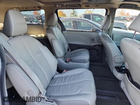 ✅ 2012 Toyota Sienna XLE • VIN: 5TDYK3DC1CS260573 • Лот: 89514755. Опубликован ранее на Copart с пробегом 137 699 миль. Бесплатный доступ к архиву аукционных продаж из США и подробный отчёт об истории автомобиля на DreamBid. Изображение 11.