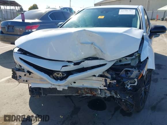 2022 Toyota Camry SE z VIN 4T1T11AK9NU076179, wystawiony jako IAAI lot #42781387 z przebiegiem 64 450 mil mil oraz . Historia ofert i sprzedaży dostępna na DreamBid. Obrazek 6.